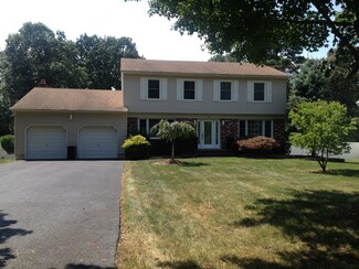 13 Saupe Dr, Manalapan, NJ 07726