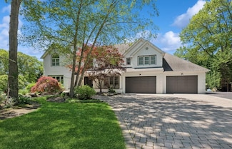 10 Colonial Dr, Smithtown, NY 11787