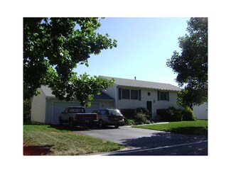 566 Commonwealth Ave, Warwick, RI 02886