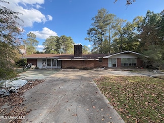 55 Oak Crest Dr, Laurel, MS 39440