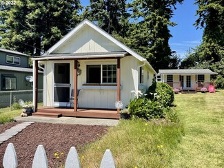 90821 Hollywood Ln, Coos Bay, OR 97420