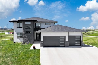 860 NW Frescott Cir, Waukee, IA 50263