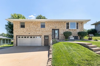 1874 Vizaleea Dr, Dubuque, IA 52002