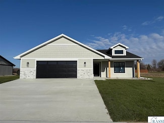 305 Pinehurst Dr, Mankato, MN 56001