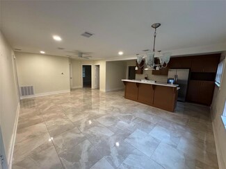 522 E Davilla Ave, Rockdale, TX 76567