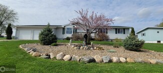 927 E Cross St, Centerville, IA 52544