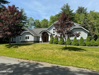 109 Winding Wall Dr, Hawley, PA 18428