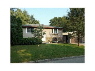 610 Sunrise Ct, Center Point, IA 52213