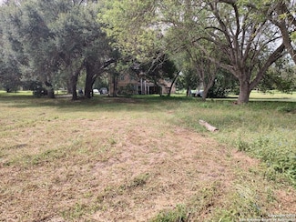 129 W Hampton Dr, Seguin, TX 78155