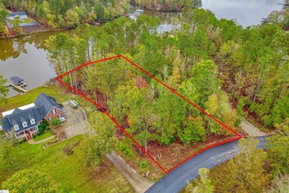 82 E Commodore Dr, Greenwood, SC 29332