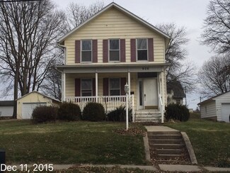 906 11th St, Grundy Center, IA 50638