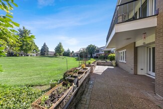 204 Briarwood Loop, Oak Brook, IL 60523