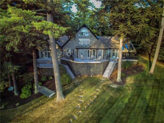 11 Treetops Ln, Manchester, ME 04351