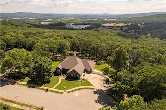 492 E Fairway Ln, Fayetteville, AR 72701
