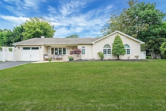 41 Linda St, Port Jefferson Station, NY 11776