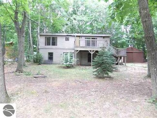 4710 Oakwood Dr, Lake Ann, MI 49650