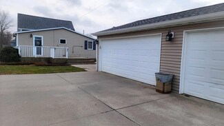 307 3rd St SW, State Center, IA 50247