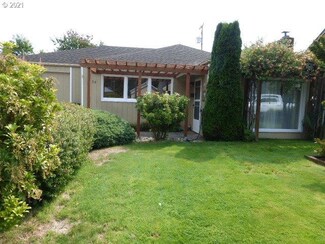 2136 Fir Ave, Reedsport, OR 97467