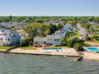 167 Secatogue Ln W, West Islip, NY 11795