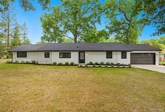 5190 Westcombe Ln, West Bloomfield, MI 48324