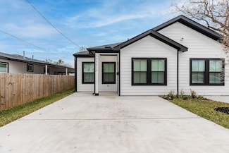 4661 Clover St Unit B, Houston, TX 77051