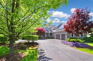 40 N Strawberry Ln, Chagrin Falls, OH 44022