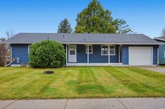 537 Maple Ln, Moorhead, MN 56560