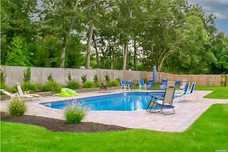 15 Pin Oak Ln, Westhampton Beach, NY 11978