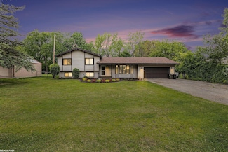 875 Harris Dr, Troy, MI 48083