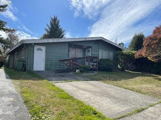 2165 Lewis St, North Bend, OR 97459