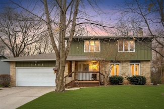 1622 NW 109th St, Clive, IA 50325