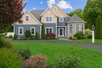 10 Locust Ave, Oakdale, NY 11769