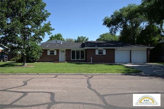 807 E Price St, Garden City, KS 67846