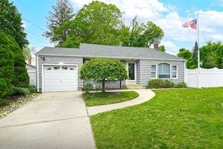 73 Murdock St, Huntington Station, NY 11746