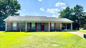 1910 Palmetto Cir, Demopolis, AL 36732