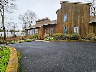 1572 Middle Rd, Calverton, NY 11933