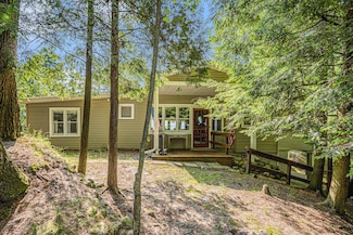 8641 N Perry Ave, Pentwater, MI 49449