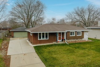 1023 S Knollwood Dr, Saukville, WI 53080