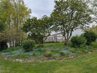 803 Collins Pond Dr, Ravenna, OH 44266