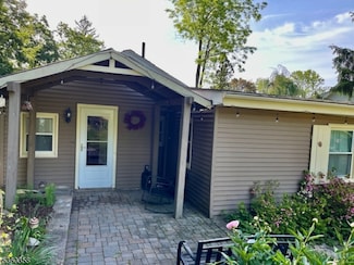 27 Whitewood Dr, Morris Plains, NJ 07950