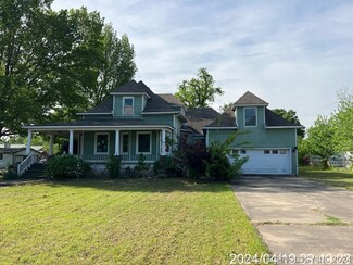 908 SE 3rd St, Wagoner, OK 74467