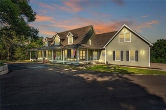 925 N 1464 Rd, Lawrence, KS 66049
