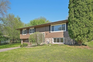 2120 Xanthus Ln N, Plymouth, MN 55447