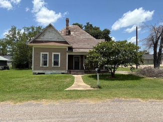 125 N 3rd St, Normangee, TX 77871