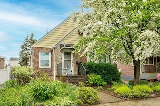 136 N 5th St, New Hyde Park, NY 11040