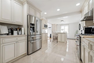 72 Shinbone Ln, ComMacK, NY 11725