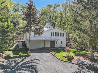 139 Bluestone Dr, Lords Valley, PA 18428