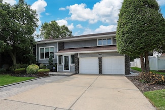 14 Glenn Dr, Woodbury, NY 11797