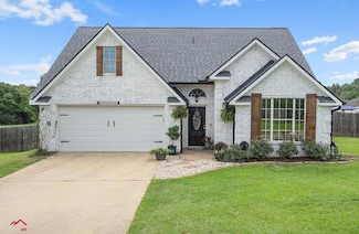 111 Adams St, Center, TX 75935