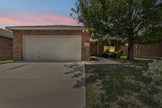 3328 Royal Crest Dr, Fort Worth, TX 76140